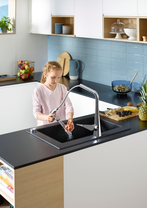 картинка 73806000 Смеситель для кухни M7120-H320, на 2 отверстия, с выдвижным душем от магазина Hansgrohe.SALE